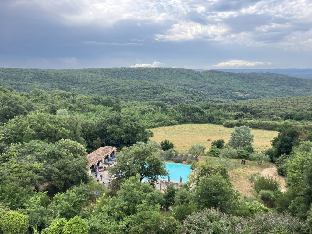 Arrivée des invités au Domaine de Coulon, vue sur le hameau et la piscine