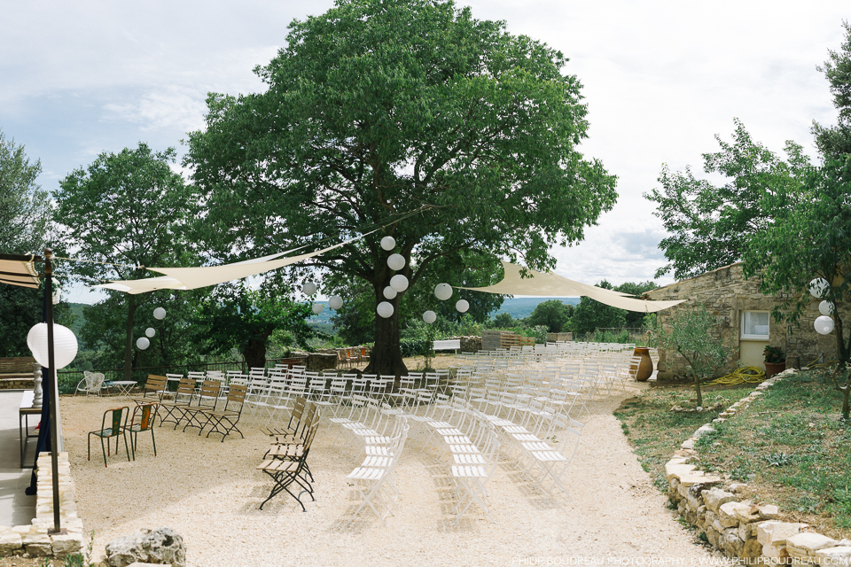 Cérémonie de mariage laïque sous un arbre centenaire au Domaine de Coulon