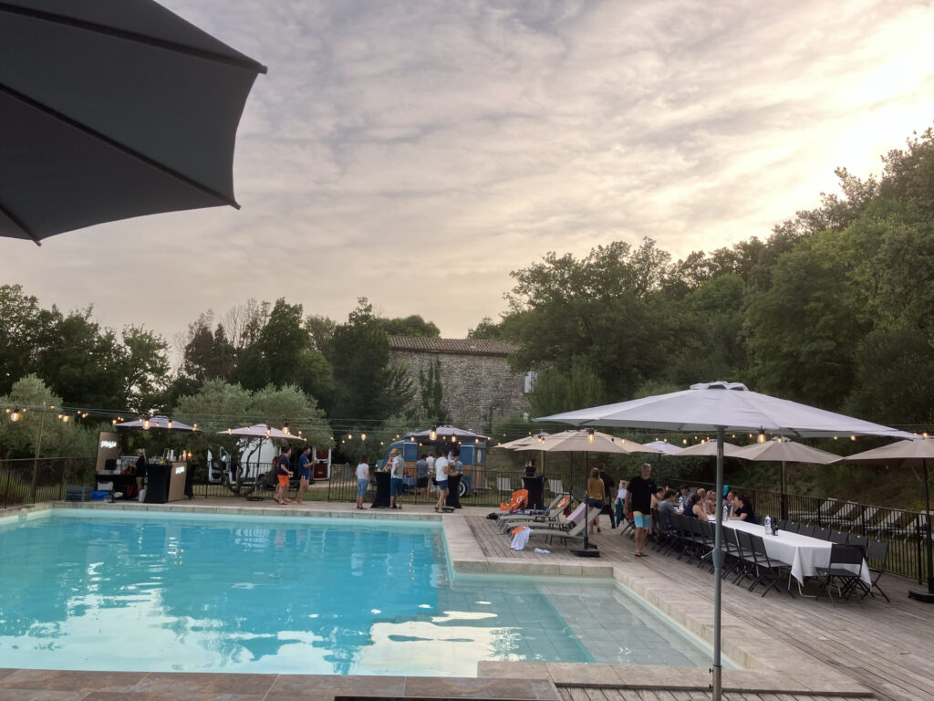Dîner de mariage au bord de la piscine à la tombée du jour