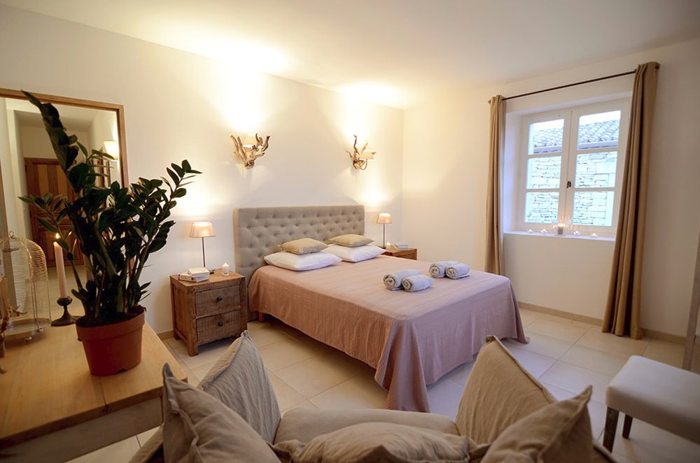 Suite nuptiale dans le mazet du Domaine de Coulon